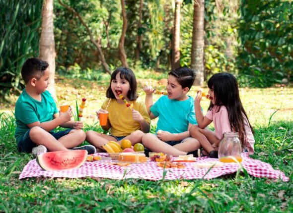 kids-picnic-outdoors-nature